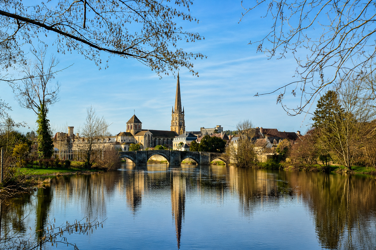 Vue de Saint-Savin et son pont sur la Gartempe au printemps